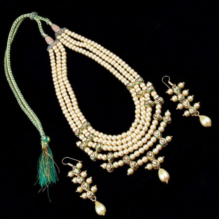 Add your own charm this festive season with this traditional necklace set